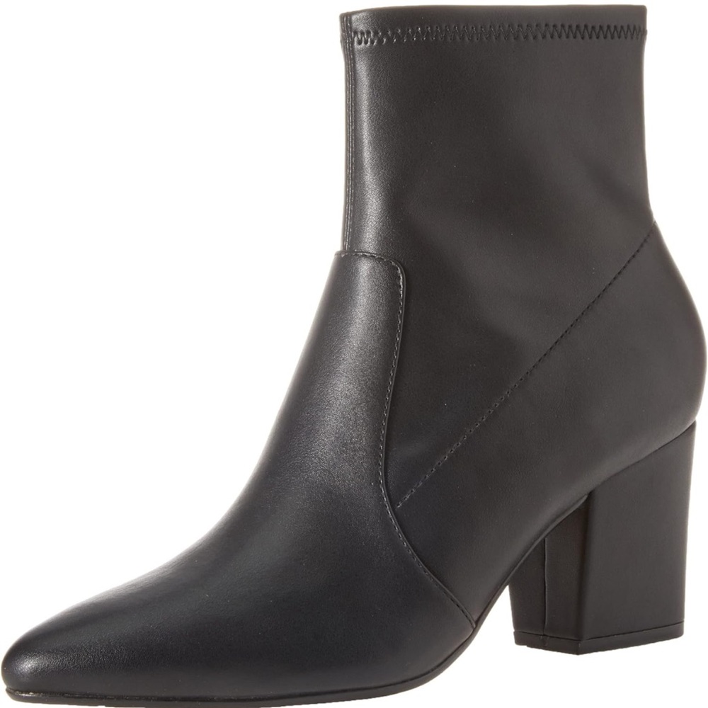 Woman’s fitted stretch heel boat